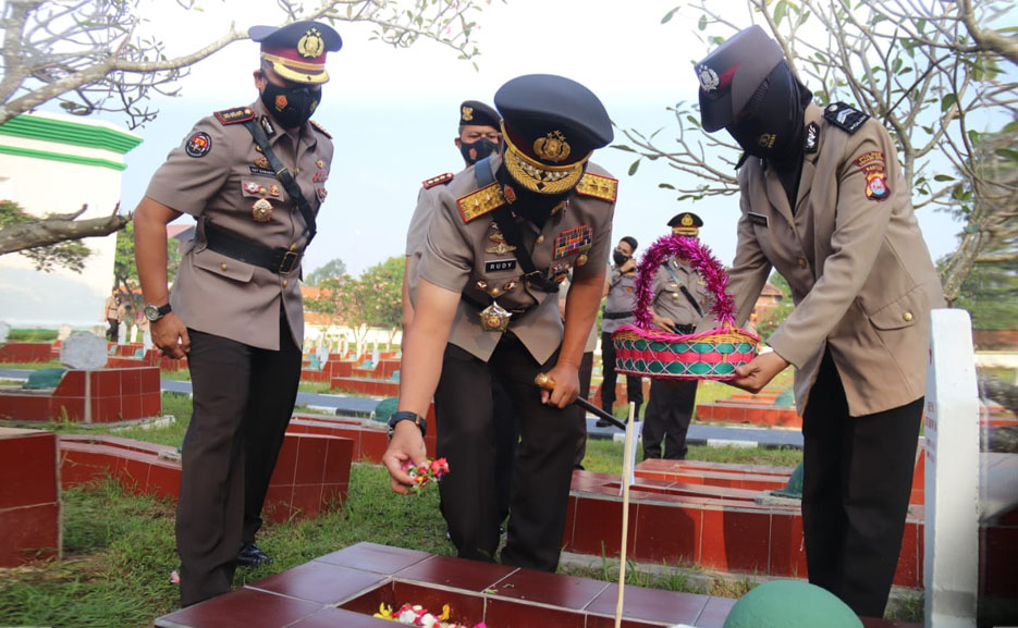 Kapolda Banten Pimpin Ziarah Dan Tabur Bunga Di Tmp Ciceri Kota Serang