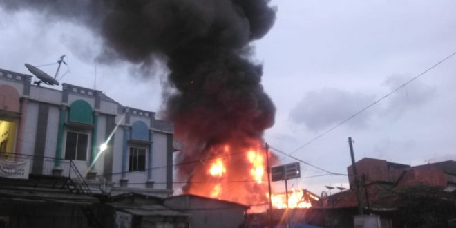 Ruko Pasar Anyar Kebakaran, Para Pedagang Panik | Metrobanten.co.id