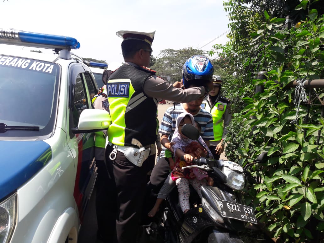 Sat Lantas Polres Metro Tangerang Kota Berikan Helm Kepada Pengendara Roda Dua News