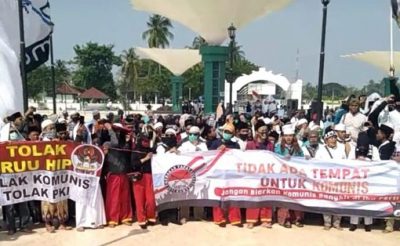 Tolak RUU HIP, Ribuan Massa Penuhi Halaman Masjid Agung Banten Lama