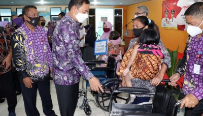 Wabup Tangerang Serahkan Bantuan Kursi Roda Kepada Anak Berkebutuhan Khusus