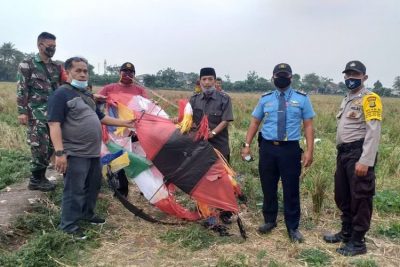 Kurangnya Hiburan, Masyarakat Terbangkan Layangan di Sekitar Bandara Soetta