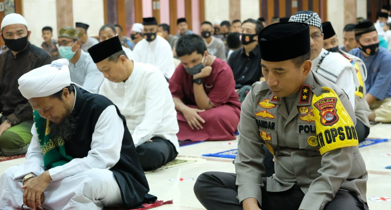 Kapolda Banten Laksanakan Sholat Idul Adha 1441 H Di Masjid Baiturrahman