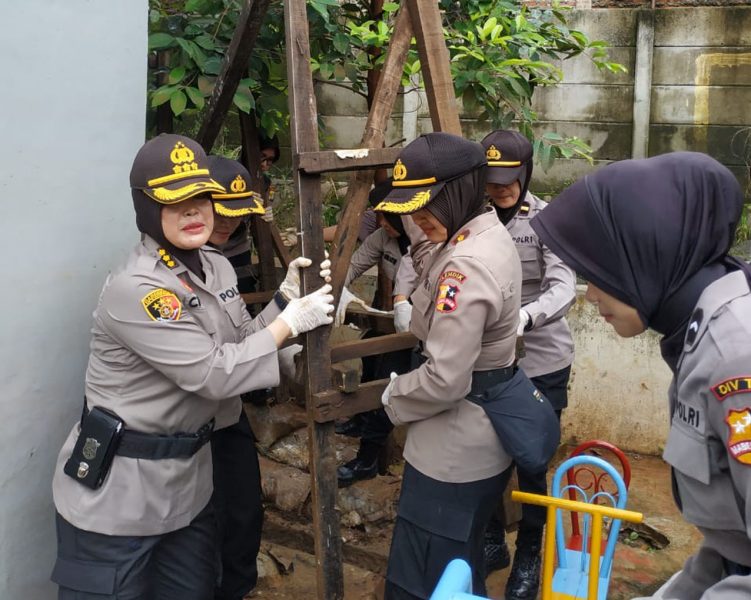 Polwan Polri Gelar Kerja Bhakti Bersama Warga Ciledug