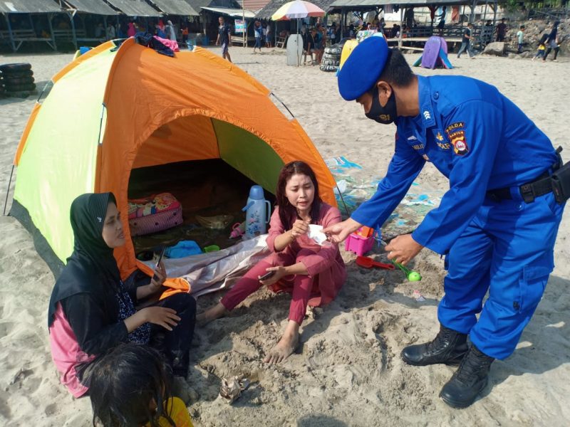 Personel Ditpolairud Polda Banten Bagikan Masker dan Hand Sanitizer Kepada Pantai Wisata Anyer