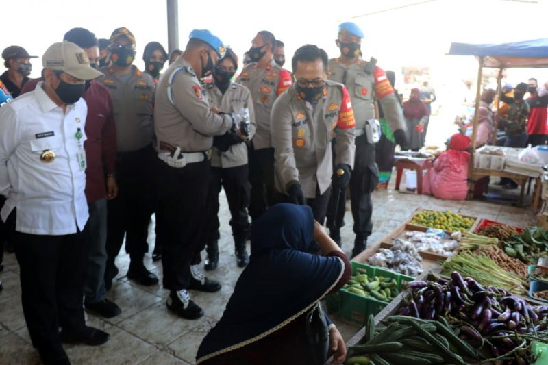 Kapolresta Tangerang bagi Masker Di Pasar Mauk