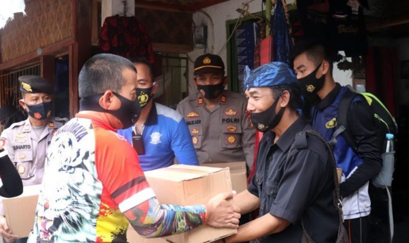 Kapolda Banten Adakan Baksos Dengan Bagikan Sembako Kepada Masyarakat