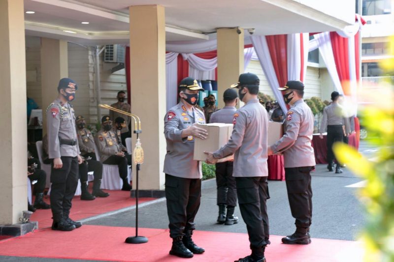 Polri Kembali Salurkan Paket Sembako Untuk Warga Terdampak COVID-19 