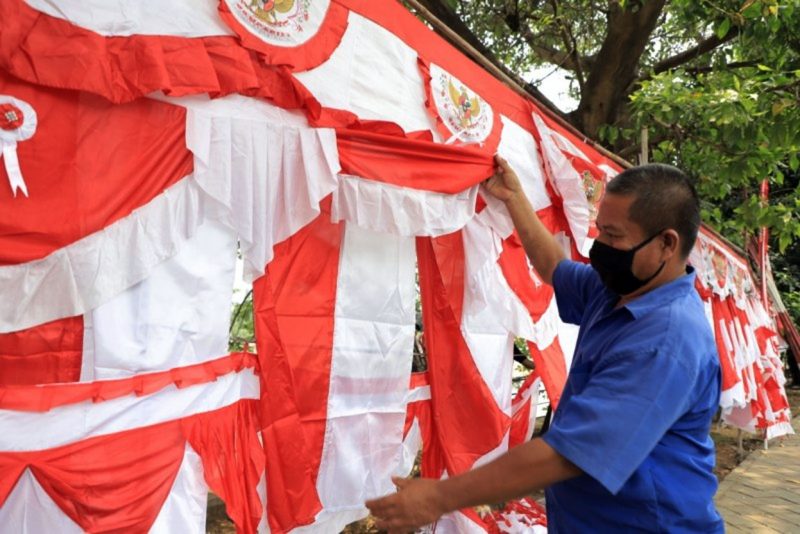 Pebisnis Bendera Semangat Mengais Rejeki HUT RI Di Tengah Pandemi