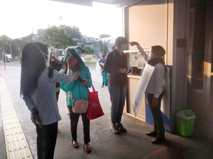 Aturan Ganji-Genap Mulai Lagi, Antrean Halte TransJakarta Puri Beta 2 Ciledug Berjalan Normal