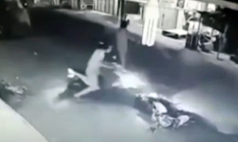 Sekelompok Pemuda Bersenjata Menyerang Warga di Sukadiri Terekam CCTV dan Viral di Medsos