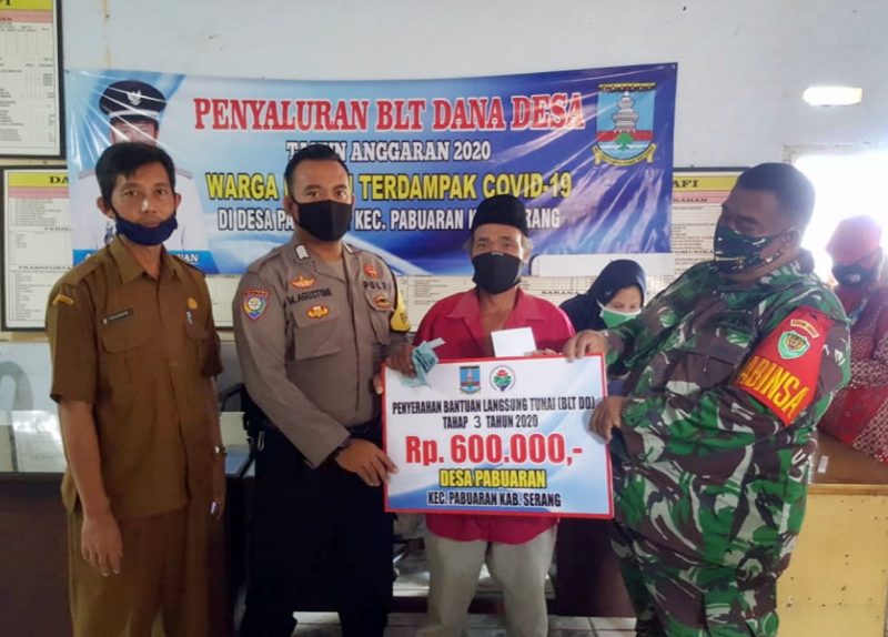 Soliditas Polri dan TNI, Hadir dan Amankan Penyaluran BLT Dana Desa di Kec Pabuaran