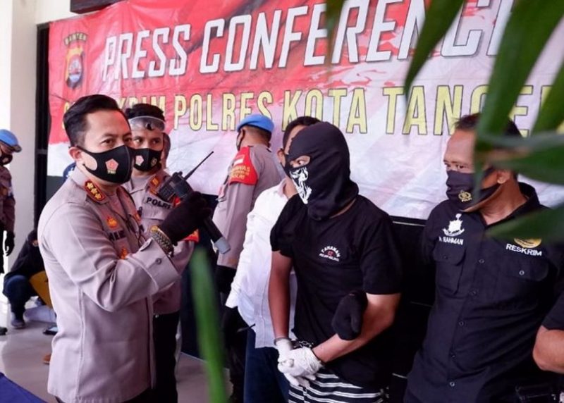 Polisi  Bekuk Dua Begal Taksi Online di Cipondoh