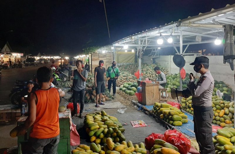 Personel Ditbinmas Polda Banten Berikan Himbauan Di Pasar Rau Guna Cegah Penyebaran Covid-19