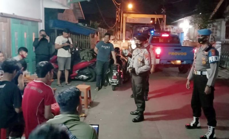 Personel Polda Banten Disiplinkan Penerapan Protokol Kesehatan di Kafe 