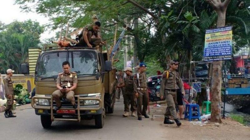 Satpol PP Tangsel Tertibkan Lapak Pedagang Pinggir Jalan di Kawasan Pasar Serpong