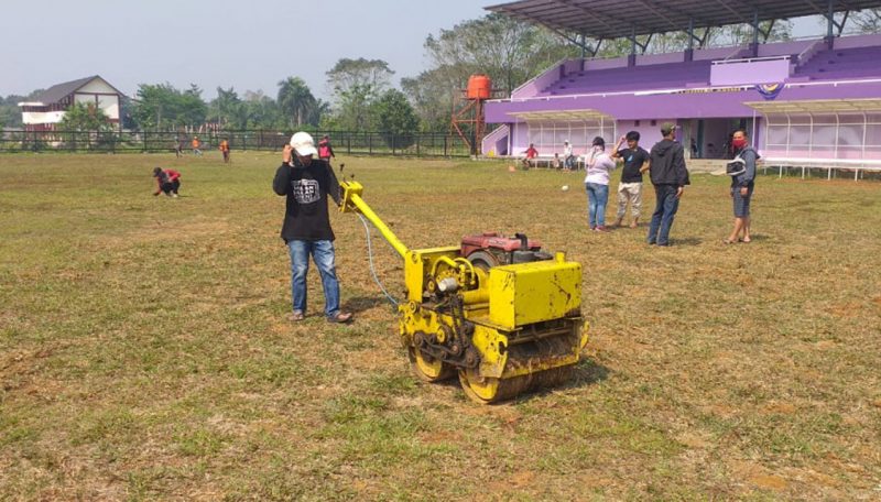 Tim Remaja Kolot (Remako) dan Karang Taruna Lakukan Kerja Bakti di Stadion Mini Tigaraksa