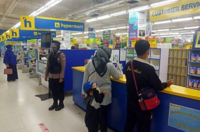 Patroli Nong Jawara Ditsamapta Polda Banten Datangi Pusat Perbelanjaan