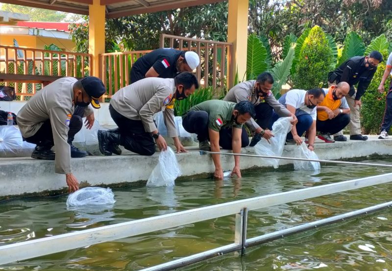 Polda Banten Terima 5000 Bibit Ikan dari Komunitas PIC Banten