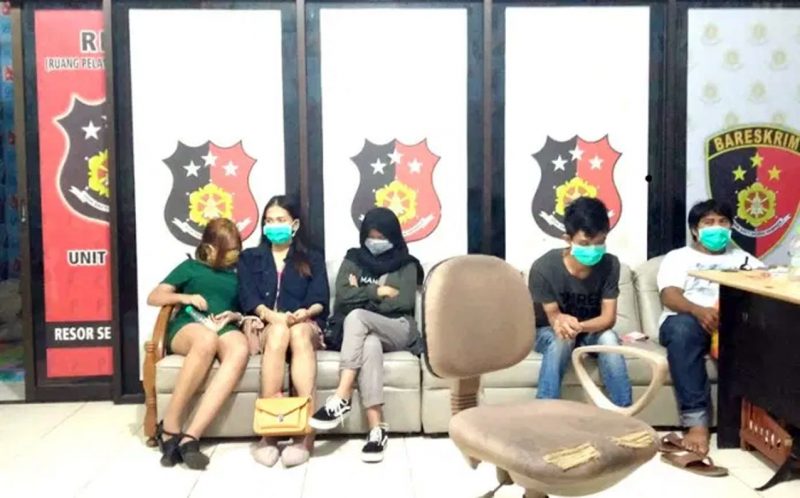 Polisi Amankan Pasangan ‘Threesome’ Dalam Satu Kamar Hotel