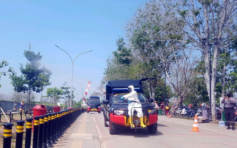 Kawasan Surosowan Banten Lama Disemprot Disinfektan Oleh Den Gegana Brimob Banten