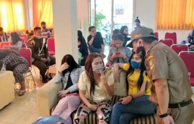 Satu Pasangan Melarikan Diri Dari Kontrakan Saat ada Razia Yustisi