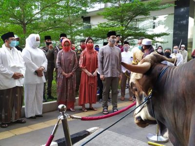 Airin Rachmi Diany Bersama Putra dan Putrinya Sholat Idul Adha di Masjid Al Ihtishom