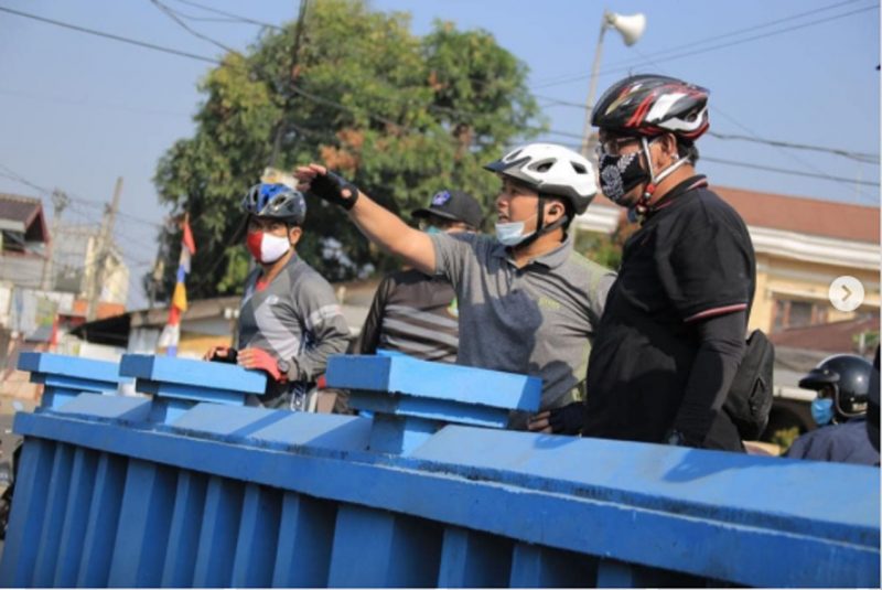 Walikota Arief Cek Saluran Air Pinggir Jalan Sambil Bersepeda Santai