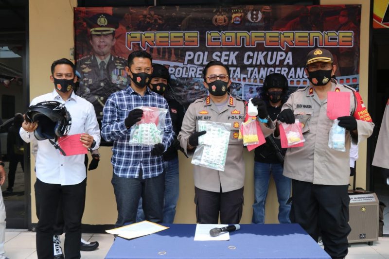 Polresta Tangerang Digerebek Toko Kosmetik Penjual Tramadol dan Excimer