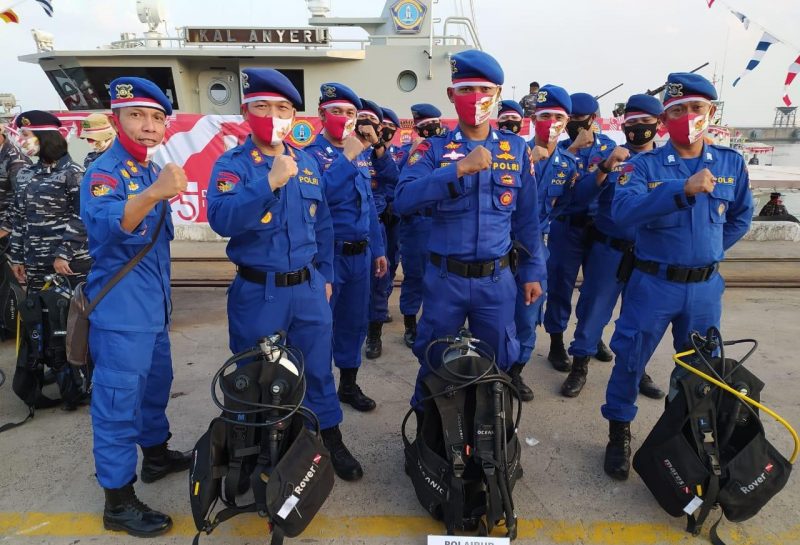 Personel Ditpolairud Polda Banten Kibarkan Bendera Dalam Laut di HUT RI Ke-75