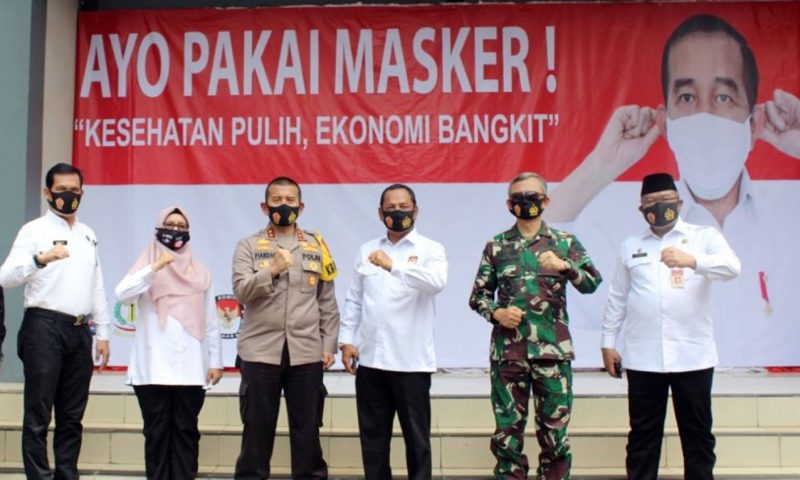 Tekan Penyebaran COVID-19, Polda Banten Bagikan 260 Ribu Masker Secara Serentak