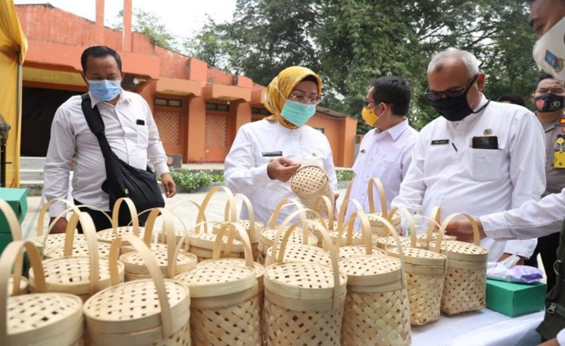 Tingkatkan Kualitas, Pemkab Serang Latih Perajin Anyaman Bambu