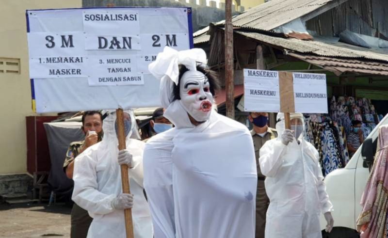 Aparat Berkostum Pocong Ajak Warga Patuhi Protokol Kesehatan 3M