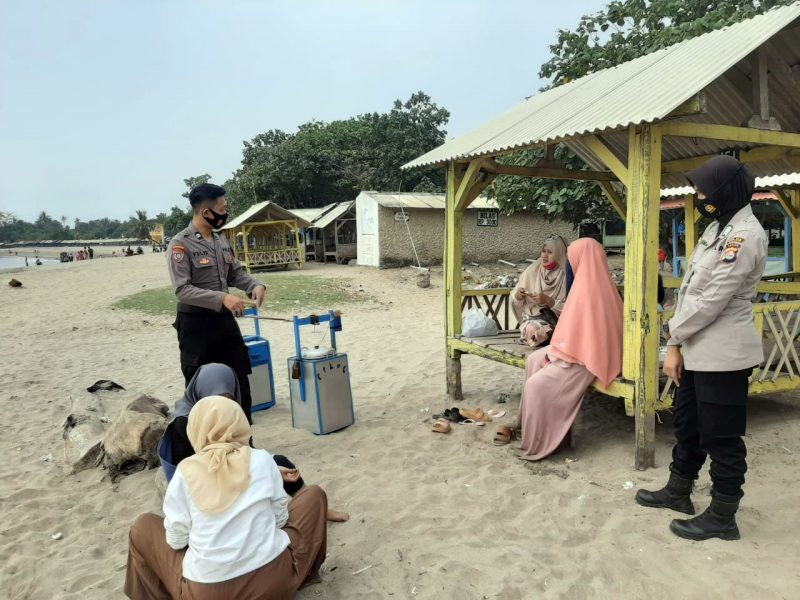 Polda Banten Disiplinkan Masyarakat Di Wisata Pantai, Terapkan Protokol Kesehatan