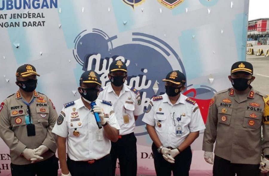 Dirlantas Polda Banten Bagikan Masker Kepada Pengguna Jasa Transportasi di Pelabuhan Merak