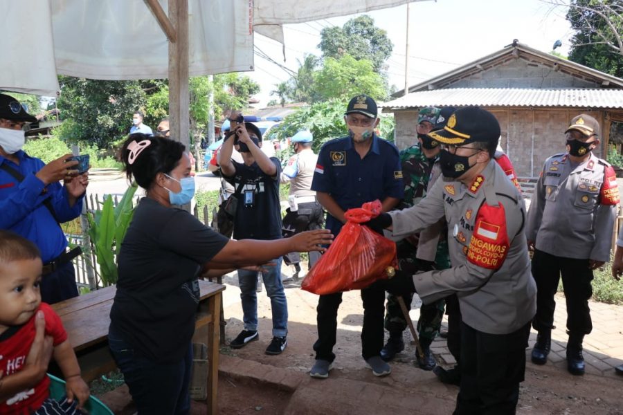 Kapolresta Tangerang Bagikan Hasil Panen Jagung Manis ke Warga di Buniayu