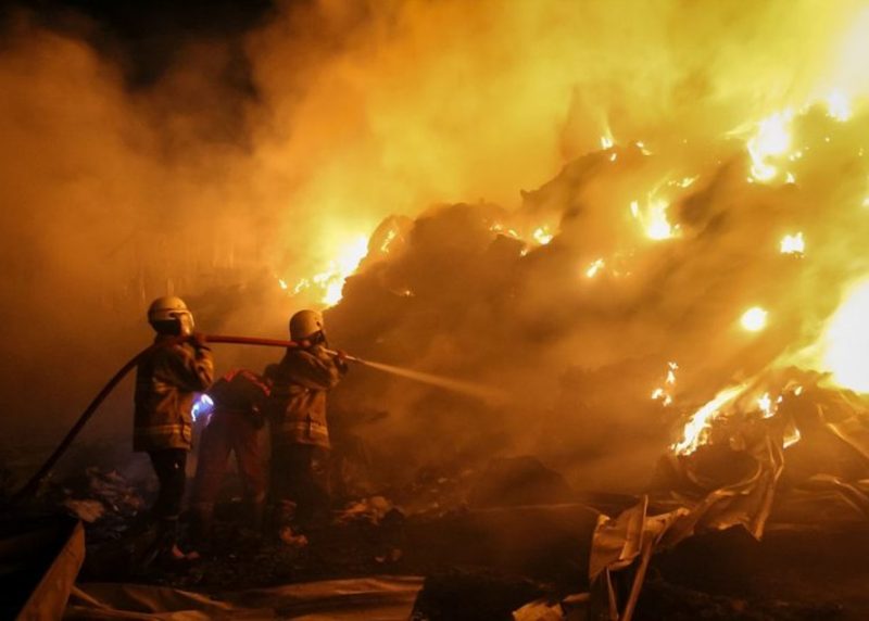 Gudang Limbah Busa di Pasar Kemis Ludes Terbakar