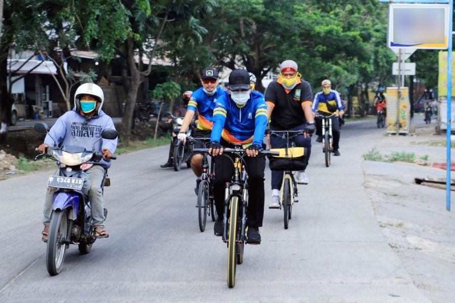 Wakil Walikota Pantau Langsung Sosialisasi Massal Protokol Kesehatan di Cipondoh Sambil Bersepeda