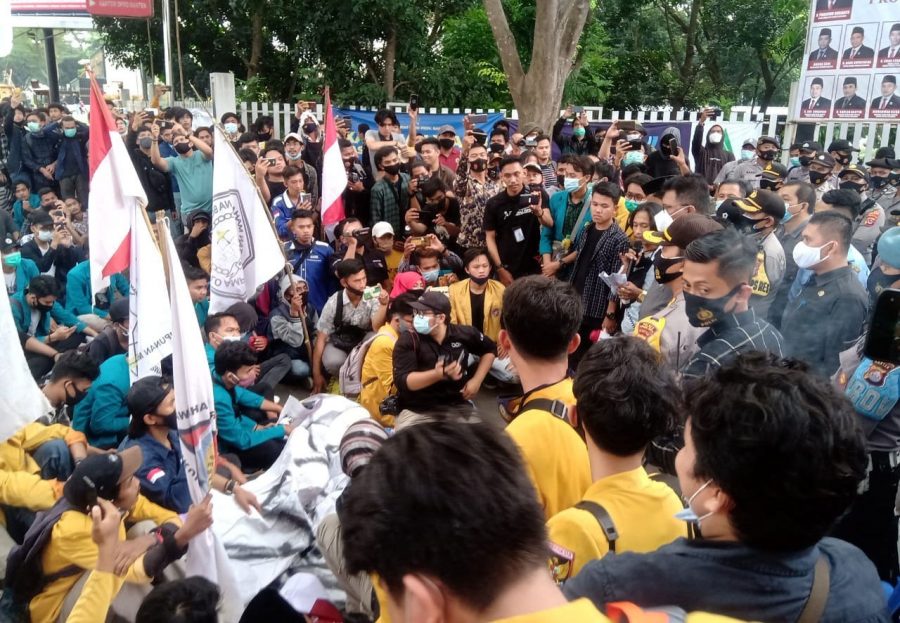 Ratusan Mahasiswa Sampaikan Aspirasi Depan Gedung DPRD Provinsi Banten, Meminta Agar 14 Orang Dibebaskan