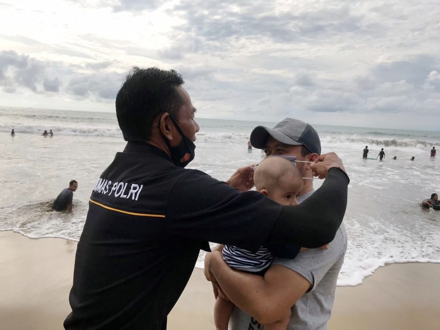 Bidhumas Polda Banten Beri Himbauan dan Bagikan Masker di Pantai Anyer