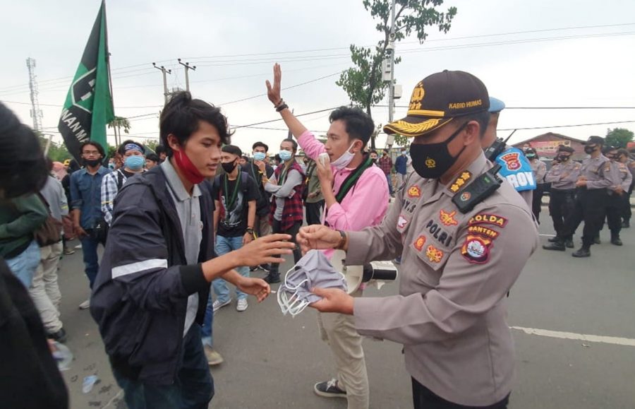 Polda Banten Berikan Himbauan Bagikan Masker Kepada Mahasiswa Unjuk Rasa