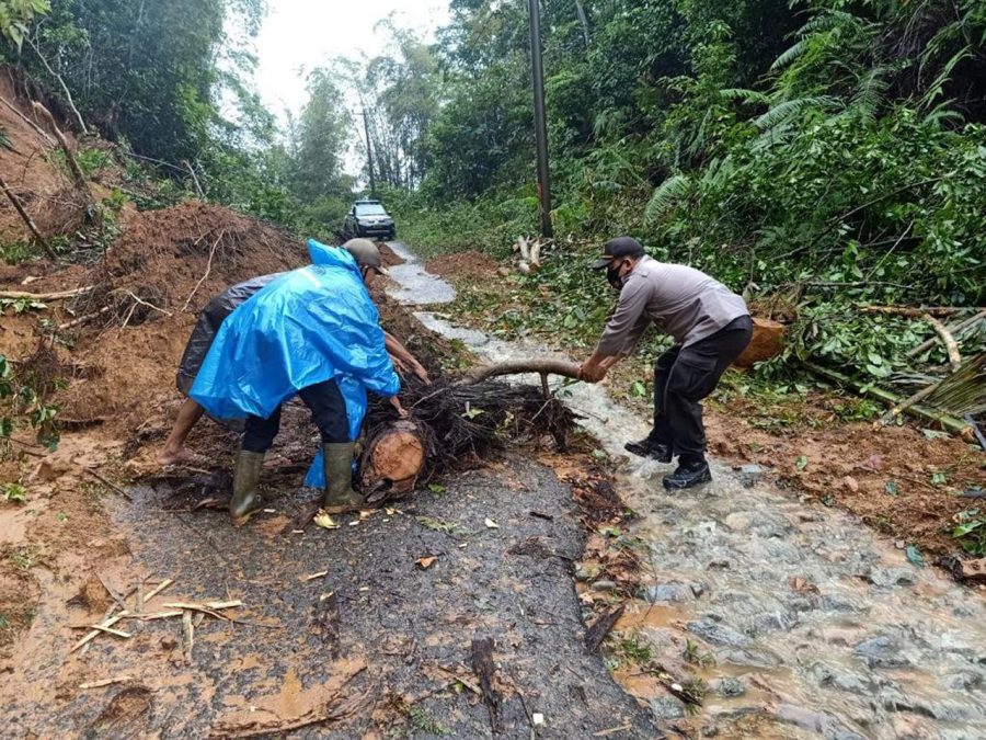 Polres Lebak Bantu Warga Bersihkan Tanah Longsor yang Menutup Jalan