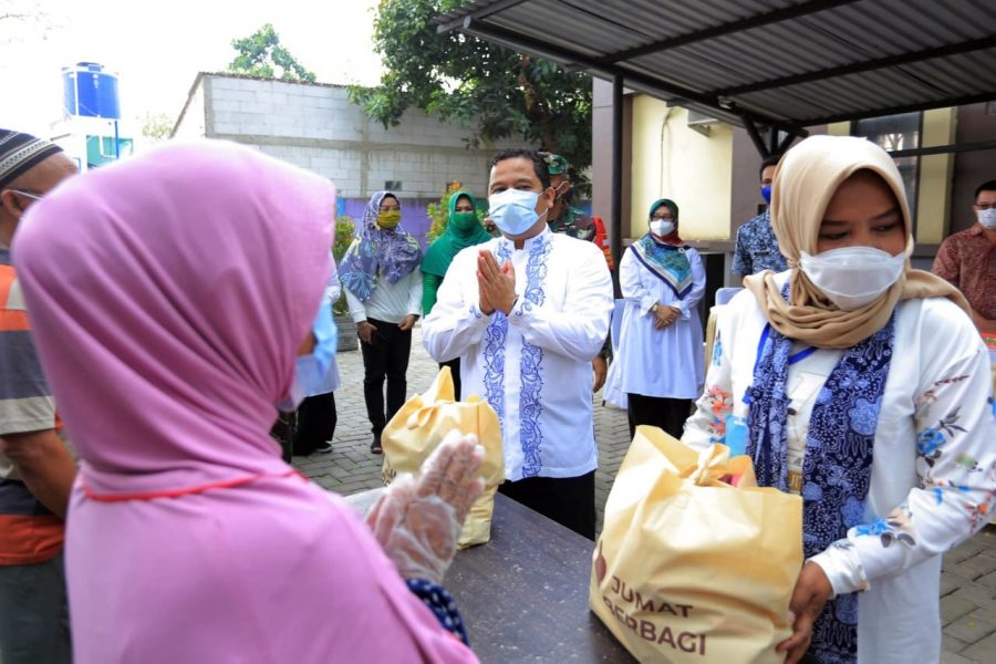 Walikota Arief Bersama Komunitas Jum'at Berbagi Berikan 300 Paket Bansos