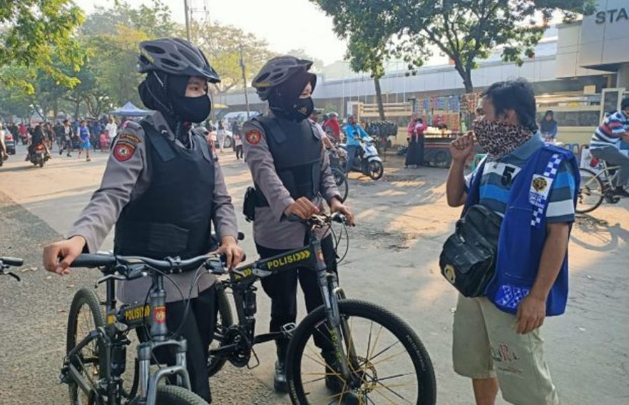 Patroli Bersepeda, Ditsamapta Berikan Rasa Aman Kepada Pengunjung Stadion Ciceri