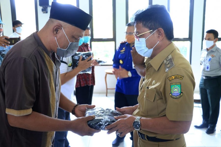 Sachrudin Bagikan 41.000 Masker di Kecamatan Pinang