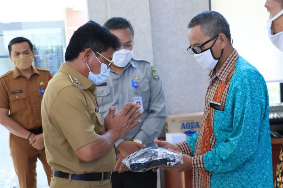 Pemkot Tangerang Bagikan Masker di Kecamatan Larangan Guna Cegah Penyebaran COVID-19