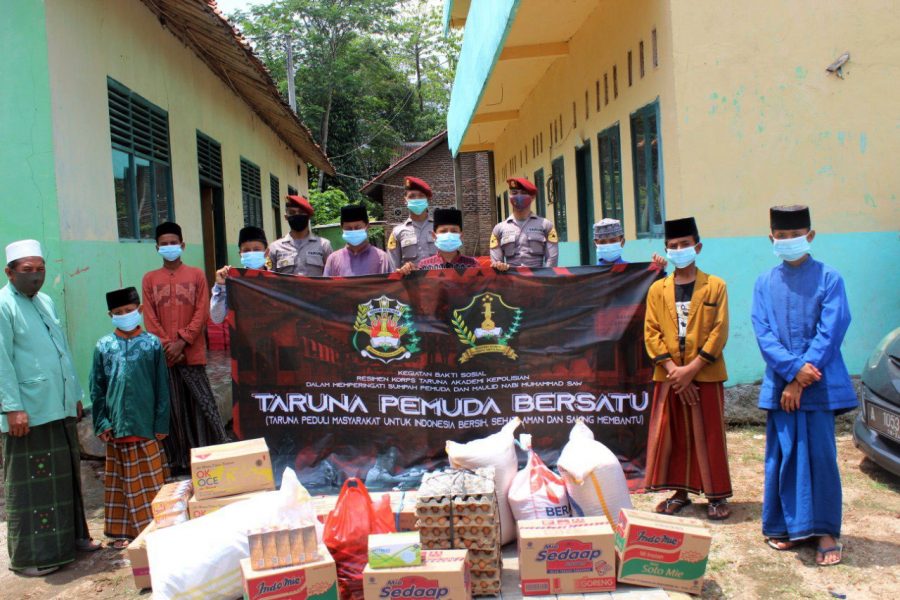 Taruna Akpol Polda Banten Bakti Sosial dan Bagikan Masker di Pesantren An-Nur