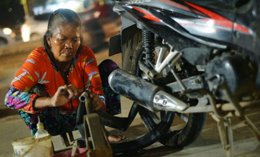 Ditengah Pandemi COVID-19, Bukan Halangan Seorang Ibu Usaha Tambal Ban Mengais Rezeki