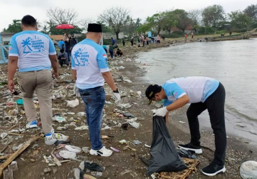 Camat dan SATRADAR 211 TNI AU Lakukan Aksi Bersih Pantai Tanjung Kait