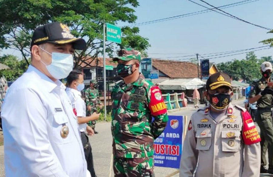 Bupati Tangerang Bagikan Masker Kepada Masyarakat Saat Operasi Yustisi di Balaraja